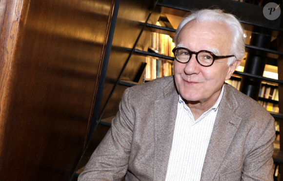 Alain Ducasse en dédicace de son livre "Une vie de goûts et de passions" à la librairie Galignani à Paris. Le 1er décembre 2022 © Cédric Perrin / Bestimage