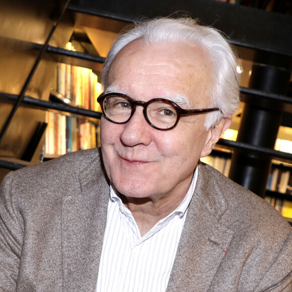 Alain Ducasse en dédicace de son livre "Une vie de goûts et de passions" à la librairie Galignani à Paris. Le 1er décembre 2022 © Cédric Perrin / Bestimage