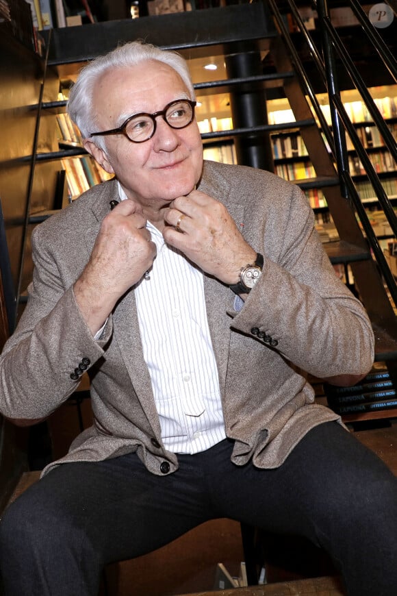 Alain Ducasse en dédicace de son livre "Une vie de goûts et de passions" à la librairie Galignani à Paris. Le 1er décembre 2022 © Cédric Perrin / Bestimage