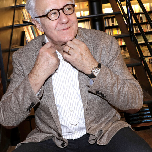 Alain Ducasse en dédicace de son livre "Une vie de goûts et de passions" à la librairie Galignani à Paris. Le 1er décembre 2022 © Cédric Perrin / Bestimage