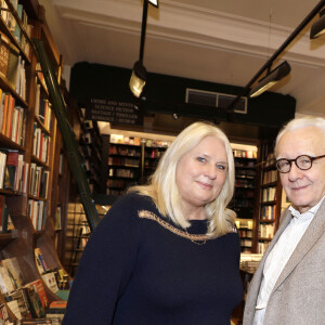 Danielle Cillien-Sabatier, directrice de la librairie Galignani, et Alain Ducasse - Alain Ducasse en dédicace de son livre "Une vie de goûts et de passions" à la librairie Galignani à Paris. Le 1er décembre 2022 © Cédric Perrin / Bestimage