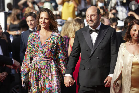 Kad Merad et sa compagne Julia Vignali - Montée des marches du film « OSS 117 : Alerte rouge en Afrique Noire » lors du 74ème Festival International du Film de Cannes. Le 17 juillet 2021 © Borde-Jacovides-Moreau / Bestimage  Red carpet for the movie « OSS 117 : Alerte rouge en Afrique Noire » during the 74th Cannes International Film festival. On July 17th 2021 