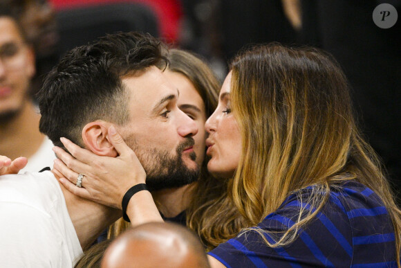 Hugo Lloris embrassant sa femme Marine - People et joueurs en famille dans les tribunes lors du match de demi-finale "France - Maroc" lors de la Coupe du Monde 2022 au Qatar (FIFA World Cup Qatar 2022). © JB Autissier / Panoramic / Bestimage