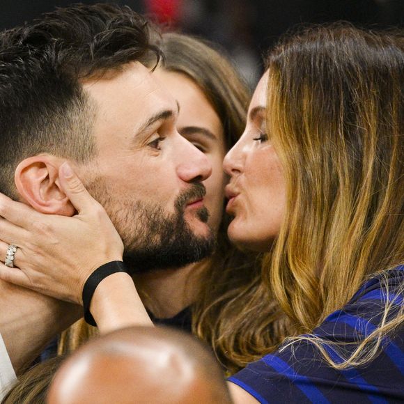 Hugo Lloris embrassant sa femme Marine - People et joueurs en famille dans les tribunes lors du match de demi-finale "France - Maroc" lors de la Coupe du Monde 2022 au Qatar (FIFA World Cup Qatar 2022). © JB Autissier / Panoramic / Bestimage