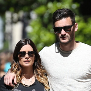 Marine Lloris choquée par une agression à Nice
Exclusif - Le footballeur Hugo Lloris se remet de la défaite de l'Equipe de France face à la Belgique (3-4) en faisant une petite après-midi shopping avenue Montaigne avec son épouse Marine.