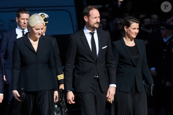 Mais sa famille sera là pour elle.
La princesse Mette-Marit et le prince Haakon de Norvège, la princesse Martha Louise de Norvège - Arrivées aux obsèques du roi Constantin II de Grèce en la cathédrale métropolitaine d'Athènes. Le 16 janvier 2023. © Cyril Moreau / Bestimage 