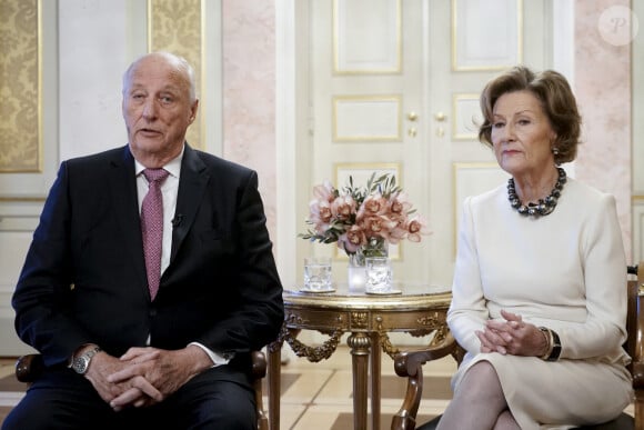 Le roi Harald V et la reine Sonja de Norvège commentent le fait que Martha Louise de Norvège n'exercera plus de fonctions officielles pour la maison royale mais restera princesse, à Oslo, Norvège, le 8 novembre 2022. © Terje Pedersen/NTB Scanpix/Zuma Press/bestimage 