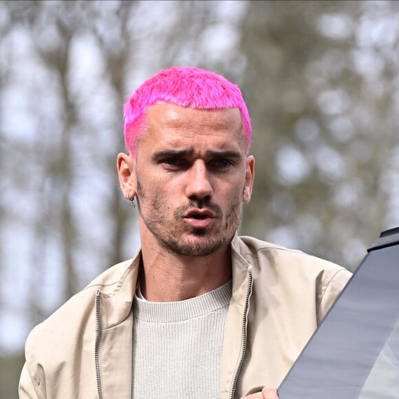 De son côté, Antoine Griezmann n'a pas mis longtemps à répondre
 
Antoine Griezmann arrive pour l'entraînement de l'équipe de France de football pour le match de qualification à l'Euro 2024 contre les Pays-Bas au centre de formation et centre National du Footbal de Clairefontaine-en-Yvelines, France, le 20 march 2023. © Federico Pestellini/Panoramic/Bestimage