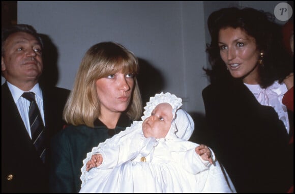 Jeanne Marie Martin, le jour de son baptème avec sa marraine, la première femme de Nicolas Sarkozy aux côtés de Jacques Martin et Cécilia.