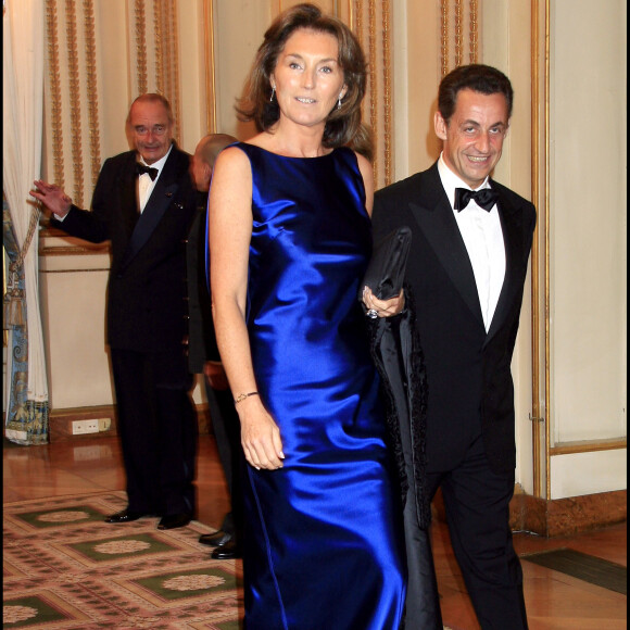 Même devant des convives, Nicolas Sarkozy aurait ainsi glissé : "Pourquoi je marie cette femme à un autre ? Je l'aime, elle est pour moi." Bien des années plus tard, le duo vivera au grand jour leur histoire d'amour.
Nicolas Sarkozy et son ex-femme Cécilia arrivent à la récéption donnée à l'occasion de la visite du roi du Cambodge en France. (LUC CASTEL / BESTIMAGE)