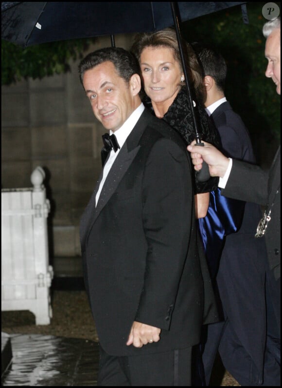 Au moment de leur mariage, Nicolas Sarkozy aurait difficilement caché son intérêt à l'égard de la jeune mariée. "Une sorte de feu intérieur l'envahit (...). Un embrasement qui s'appelle le coup de foudre", écrit Catherine Nay dans une biographie axée sur l'homme politique.
EXCLUSIF - NICOLAS SARKOZY ET SA FEMME CECILIA - DINER DE GALA A L' ELYSEE POUR LA VISITE DU ROI DU CAMBODGE
