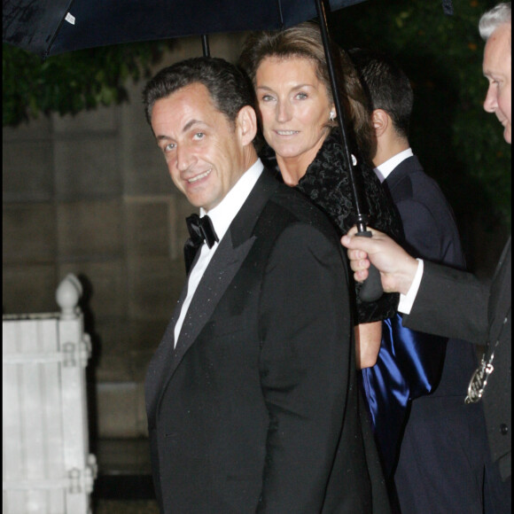 Au moment de leur mariage, Nicolas Sarkozy aurait difficilement caché son intérêt à l'égard de la jeune mariée. "Une sorte de feu intérieur l'envahit (...). Un embrasement qui s'appelle le coup de foudre", écrit Catherine Nay dans une biographie axée sur l'homme politique.
EXCLUSIF - NICOLAS SARKOZY ET SA FEMME CECILIA - DINER DE GALA A L' ELYSEE POUR LA VISITE DU ROI DU CAMBODGE