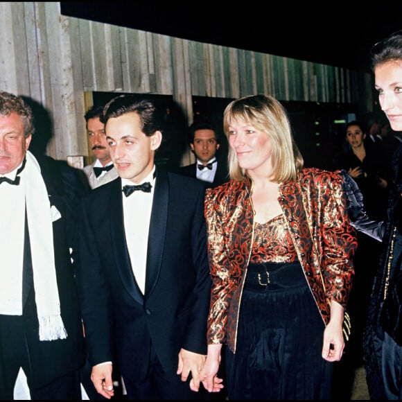 Etant un ami intime de l'animateur, Nicolas Sarkozy va orcherstrer son mariage en 1984 avec Cécilia à la mairie de Neuilly-sur-Seine. A l'époque, Nicolas Sarkozy était maire de la ville.
Jacques Martin et son ex-femme Cécilia, Nicolas Sarkozy et son anciene épouse Marie Dominique Culioli à la 91ème soirée "Erte" Chez "Maxim's" à Paris en 1983.