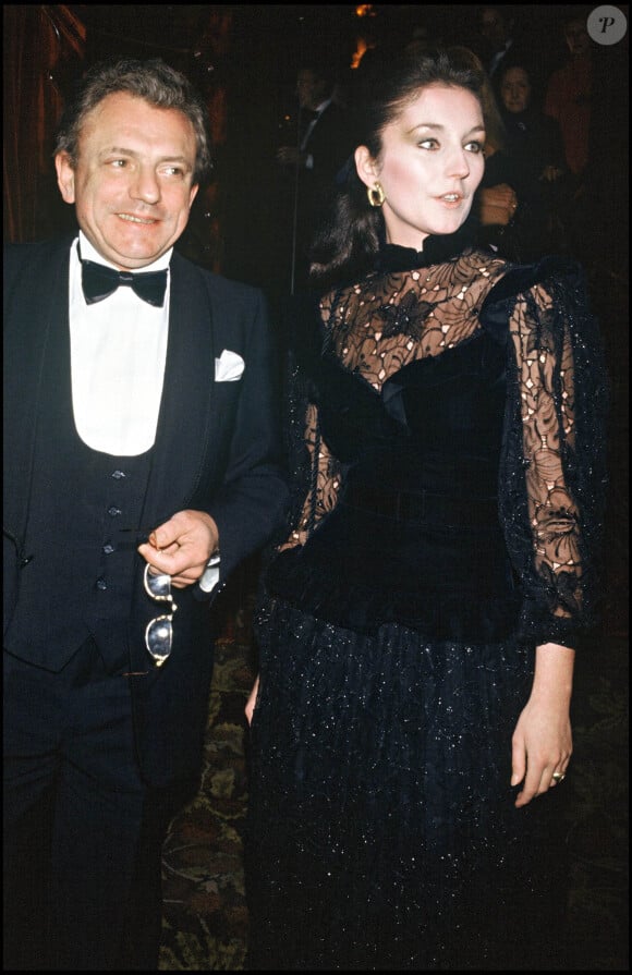 En décortiquant sa vie privée, difficile de ne pas évoquer son histoire d'amour passée avec Cécilia Attias.
Jacques Martin et son ex-femme Cécilia à la 91ème soirée "Erte" Chez Maxim's" à Paris en 1983.