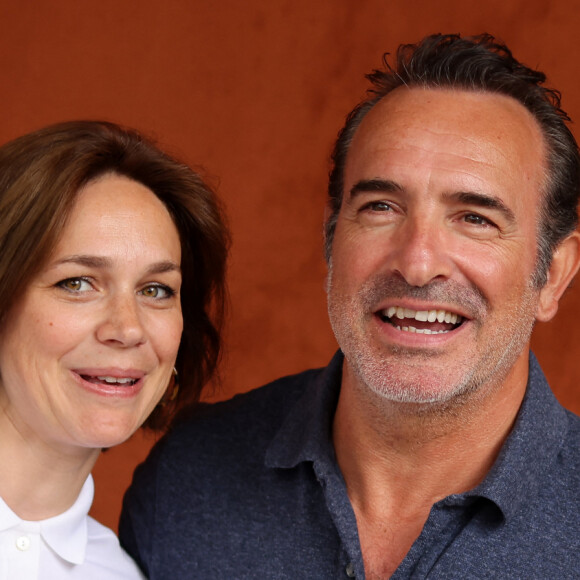 Des propos validés et soutenus par sa femme Nathalie Péchalat. 
Jean Dujardin et sa femme Nathalie Péchalat au village lors des Internationaux de France de tennis de Roland Garros 2023, à Paris, France, le 11 juin 2023. © Jacovides-Moreau/Bestimage 