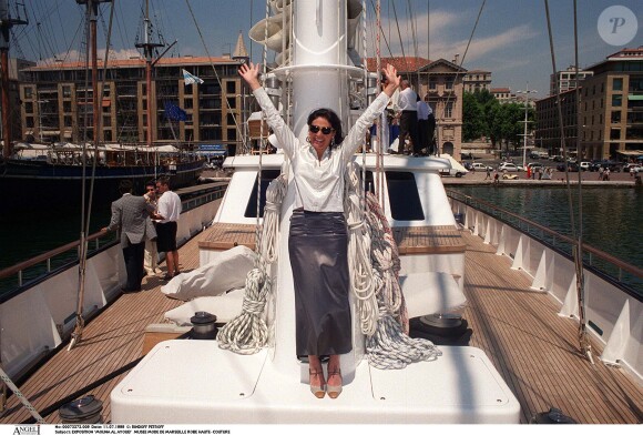 Le voilier de luxe, le Phocéa, qui fut la propriété de Xavier Niel, du navigateur Alain Colas et de l'homme d'affaires Bernard Tapie et de Mouna al Ayoub, a sombré en Malaisie. Exposition Mouna Ayoub, musée mode de marseille robe haute-couture.