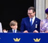 Adorable et très chic dans un costume, Oscar, le fils de la princesse héritière Victoria de Suède et de son époux, le prince Daniel, a même pu saluer le public au balcon.
La reine Silvia de Suède, Le prince Oscar de Suède, Le prince Daniel de Suède, la princesse Victoria de Suède - Célébrations du jubilé d'or d'accession au trône du roi Carl XVI Gustav de Suède, le 15 septembre 2023. 