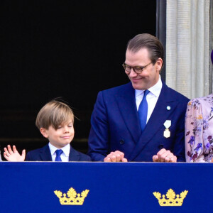 Adorable et très chic dans un costume, Oscar, le fils de la princesse héritière Victoria de Suède et de son époux, le prince Daniel, a même pu saluer le public au balcon.
La reine Silvia de Suède, Le prince Oscar de Suède, Le prince Daniel de Suède, la princesse Victoria de Suède - Célébrations du jubilé d'or d'accession au trône du roi Carl XVI Gustav de Suède, le 15 septembre 2023. 
