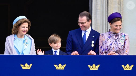 Adorable et très chic dans un costume, Oscar, le fils de la princesse héritière Victoria de Suède et de son époux, le prince Daniel, a même pu saluer le public au balcon.
La reine Silvia de Suède, Le prince Oscar de Suède, Le prince Daniel de Suède, la princesse Victoria de Suède - Célébrations du jubilé d'or d'accession au trône du roi Carl XVI Gustav de Suède, le 15 septembre 2023. 