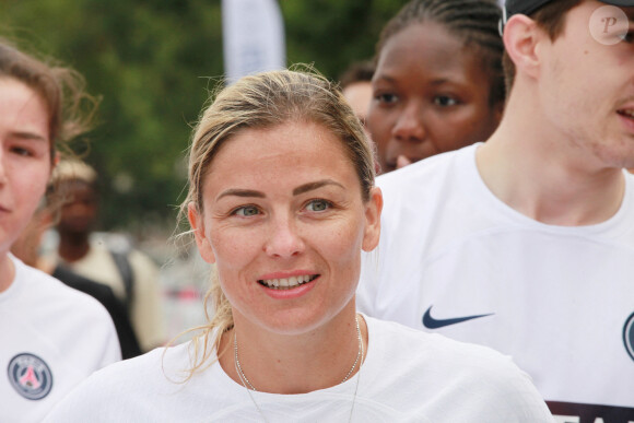 "J'ai quelqu'un depuis longtemps, il travaille dans le milieu du foot."
Le départ des 10 km du PSG au Parc des Princes en présence de Laure Boulleau - Première édition des "10 km du Paris Saint-Germain" au Parc des Princes à Paris le 2 juillet 2023. La dernière de nombreuses initiatives hors-football du club de la capitale dont il peut, déjà, se targuer de la réussite : au total, ce sont plus de 12 000 participants qui ont pris le départ de ce parcours de 10 kilomètres, maillot noir floqué au nom de la course (" We run Paris ") sur les épaules.