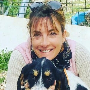 Heureuse, épanouie à l'idée de devenir maman, elle a poursuivi sa tournée musicale dans toute la France.
Eve Angeli et son chien Lenny sur Instagram. Le 10 avril 2022.