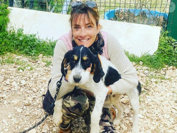 Heureuse, épanouie à l'idée de devenir maman, elle a poursuivi sa tournée musicale dans toute la France.
Eve Angeli et son chien Lenny sur Instagram. Le 10 avril 2022.