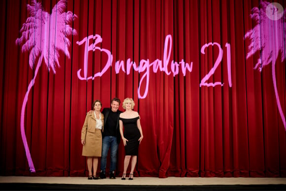 Exclusif - Emmanuelle et Mathilde Seigner sur filage de la pièce "Bungalow 21" écrite par Eric-Emmanuel Schmitt, sur une idée originale de Benjamin Castaldi au théâtre de la Madeleine à Paris, France, le 11 septembre 2023. © Cyril Moreau/Bestimage