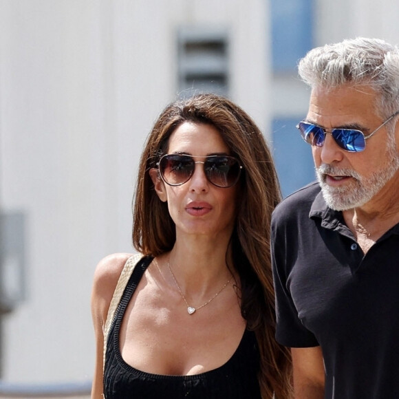 George Clooney ne serait pas à l'origine de cette décision 
L'acteur américain George Clooney et sa femme Amal arrivent en bateau-taxi à l'aéroport de Venise-Marco Polo après avoir assister au 80ème festival international du film de Venise, La Mostra, à Venise, Italie, le 1er septembre 2023. 