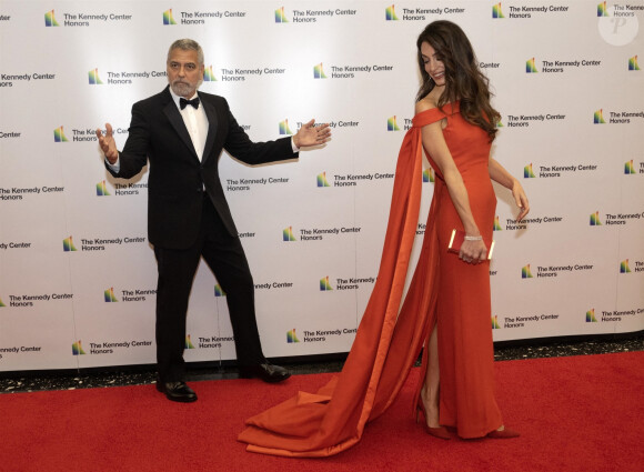 George Clooney, Amal Clooney - Les célébrités assistent au dîner de gala des lauréats du 45ème prix annuel du Kennedy Center à Washington, le 3 décembre 2022. Les lauréats de 2022 sont : l'acteur et cinéaste G.Clooney, l'auteur-compositeur-interprète chrétien et pop contemporain A.Grant, la chanteuse légendaire de soul, Gospel, R&B et pop G.Knight, T.León, compositrice, chef d'orchestre et éducatrice américaine d'origine cubaine ainsi que le groupe de rock irlandais emblématique "U2", composé de Bono, The Edge, A.Clayton et L.Mullen Jr. 
