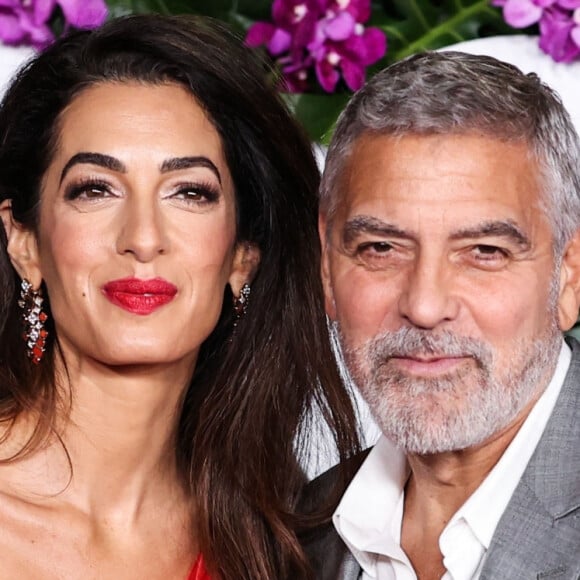 Un fait inconcevable qui les pousse donc à plier bagages. 
Amal Alamuddin Clooney, George Clooney - Première du film "Ticket to Paradise" à Los Angeles, le 17 octobre 2022. 