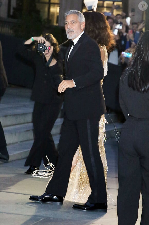 Amal Clooney et son mari George Clooney à la soirée "The Clooney Foundation For Justice" à la bibliothèque publique de New York, le 29 septembre 2022. 