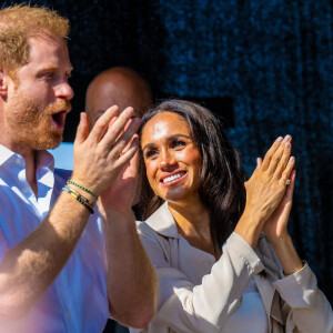 Elle s'est également rendue, par surprise, dans un café solidaire, le TrebeCafe.
Meghan Markle et le prince Harry aux Invictus Games à Dusseldorf. Le 16 septembre 2023.