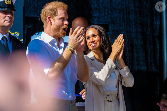 Elle s'est également rendue, par surprise, dans un café solidaire, le TrebeCafe.
Meghan Markle et le prince Harry aux Invictus Games à Dusseldorf. Le 16 septembre 2023.