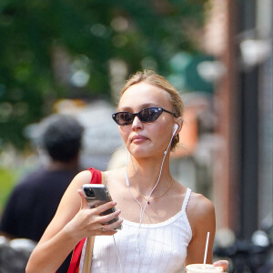 Lily-Rose Depp est passée prendre un café glacé à New York le 12 septembre 2022.