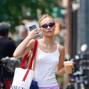 Il semblerait en effet que la fille de Vanessa Paradis et Johnny Depp ait eu une longueur d'avance...
Lily-Rose Depp fait une sortie shopping en solo à New York le 12 septembre 2022.