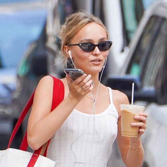 Largement dénigrées par le plus grand nombre, les ballerines ont pourtant fait leur come-back au deuxième trimestre.
Lily-Rose Depp est passée prendre un café glacé à New York.