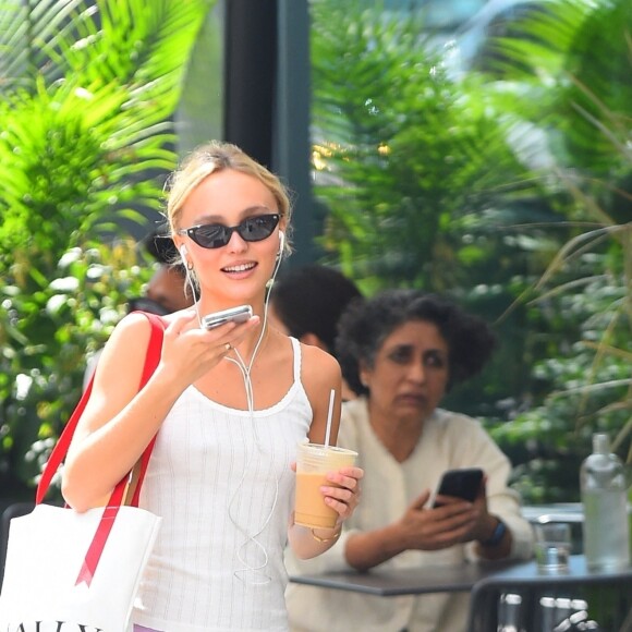 Lily-Rose Depp fait une sortie shopping en solo à New York le 12 septembre 2022.