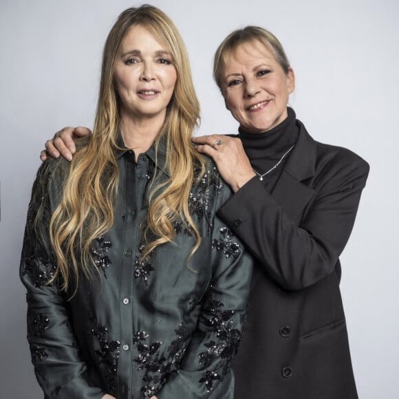 Exclusif - No Web - No Tabloids - Hélène Rollès et Dorothée - Backstage - Enregistrement de l'émission "La Chanson secrète 10" diffusée sur TF1 le 22 janvier 2022 © Jacovides-Moreau / Bestimage Après le succès des précédentes éditions, « LA CHANSON SECRETE », présentée par N.ALIAGAS et produite par DMLS TV, revient sur TF1. 8 artistes ne savent rien de ce qui va se passer pour eux ! Ils ont accepté de jouer le jeu, de se laisser totalement surprendre, émouvoir, parfois même déstabiliser car ils vont découvrir en même temps que les téléspectateurs une surprise : une chanson qui leur est chère revisitée et réinterprétée par un artiste. Des mises en scène spectaculaires au service de l’émotion… Et des émotions fortes pour l’artiste assis dans le fauteuil grâce à la venue sur le plateau de proches et d’invités inattendus. Les téléspectateurs seront aux premières loges pour vivre ces moments d’intimité musicale rare.  Exclusive - No Web No Blog pour Belgique et Suisse 