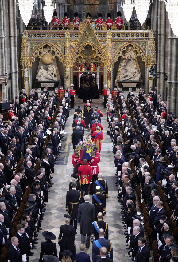 Le président français Emmanuel Macron et sa femme Brigitte - Service funéraire à l'Abbaye de Westminster pour les funérailles d'Etat de la reine Elizabeth II d'Angleterre. Le 19 septembre 2022 © Danny Lawson / PA via Bestimage