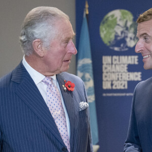 Le second cadeau est une médaille en or pour célébrer son accession au trône et l'amitié franco-britannique
Le président Emmanuel Macron et le prince Charles prince de Galles lors du sommet de la COP26 à Glasgow le 1er novembre 2021. © Photoshot / Panoramic / Bestimage