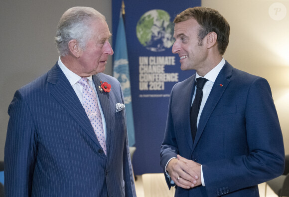 Le second cadeau est une médaille en or pour célébrer son accession au trône et l'amitié franco-britannique
Le président Emmanuel Macron et le prince Charles prince de Galles lors du sommet de la COP26 à Glasgow le 1er novembre 2021. © Photoshot / Panoramic / Bestimage