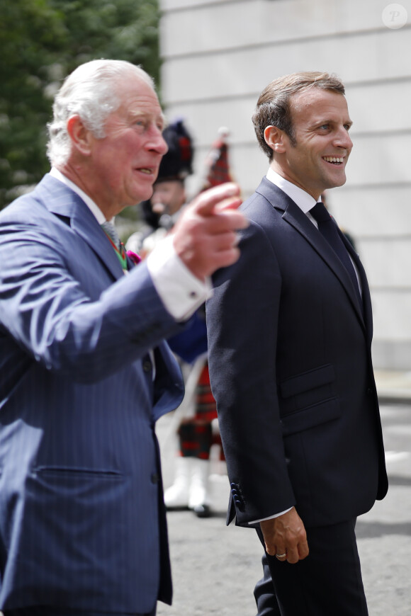 Le prince Charles, prince de Galles, Camilla Parker Bowles, duchesse de Cornouailles et le président de la République française Emmanuel Macron lors la commémoration du 80ème anniversaire de l'appel du 18 juin du général de Gaulle au Carlton Garden à Londres, Royaume Uni, le 18 juin 2010. © Tolga Akmen/Pool/Bestimage