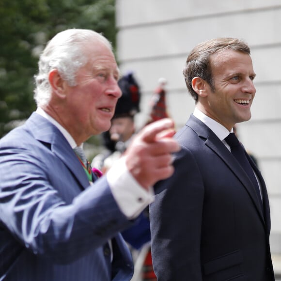 Le prince Charles, prince de Galles, Camilla Parker Bowles, duchesse de Cornouailles et le président de la République française Emmanuel Macron lors la commémoration du 80ème anniversaire de l'appel du 18 juin du général de Gaulle au Carlton Garden à Londres, Royaume Uni, le 18 juin 2010. © Tolga Akmen/Pool/Bestimage