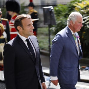 Une rencontre diplomatique marquée par un dîner fastueux au menu très étudié mais pas seulement. 
Charles, Camilla Parker Bowles, duchesse de Cornouailles et le président de la République française Emmanuel Macron lors la commémoration du 80ème anniversaire de l'appel du 18 juin du général de Gaulle au Carlton Garden à Londres, Royaume Uni, le 18 juin 2010. © Tolga Akmen/Pool/Bestimage