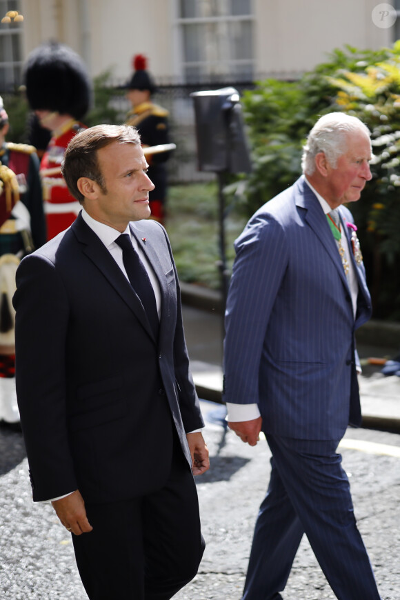 Une rencontre diplomatique marquée par un dîner fastueux au menu très étudié mais pas seulement. 
Charles, Camilla Parker Bowles, duchesse de Cornouailles et le président de la République française Emmanuel Macron lors la commémoration du 80ème anniversaire de l'appel du 18 juin du général de Gaulle au Carlton Garden à Londres, Royaume Uni, le 18 juin 2010. © Tolga Akmen/Pool/Bestimage