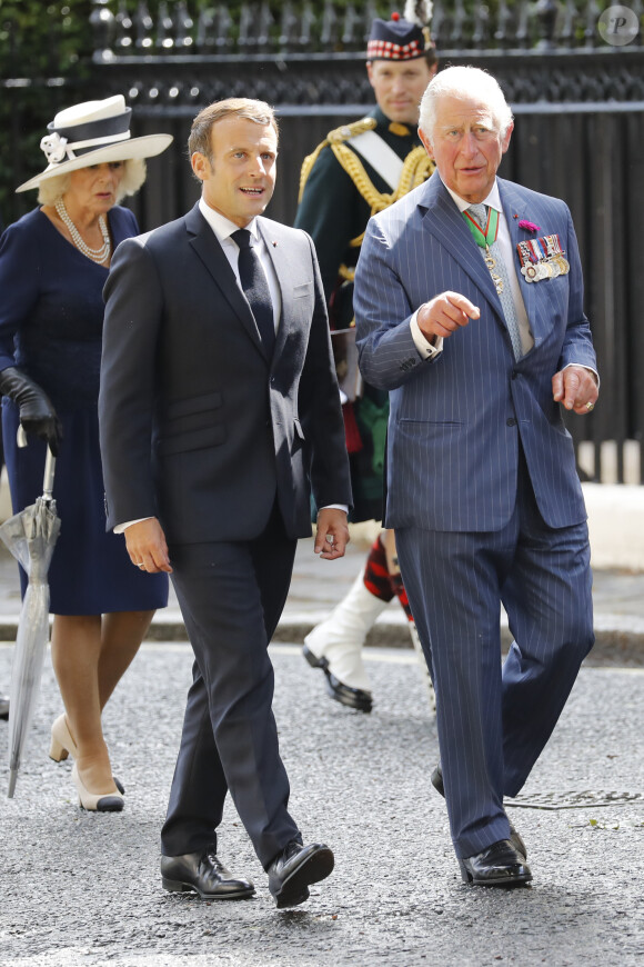 Le prince Charles, prince de Galles, Camilla Parker Bowles, duchesse de Cornouailles et le président de la République française Emmanuel Macron lors la commémoration du 80ème anniversaire de l'appel du 18 juin du général de Gaulle au Carlton Garden à Londres, Royaume Uni, le 18 juin 2010. © Tolga Akmen/Pool/Bestimage  The Duchess of Cornwall and the Prince of Wales alongside French president Emmanuel Macron during a ceremony at Carlton Gardens in London during his visit to the UK.