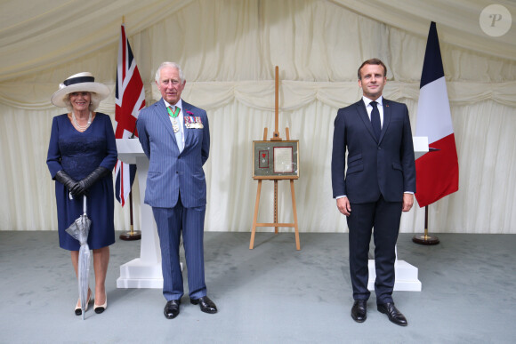 Le prince Charles, prince de Galles, Camilla Parker Bowles, duchesse de Cornouailles et le président de la République française Emmanuel Macron lors la commémoration du 80ème anniversaire de l'appel du 18 juin du général de Gaulle au Carlton Garden à Londres, Royaume Uni, le 18 juin 2010.