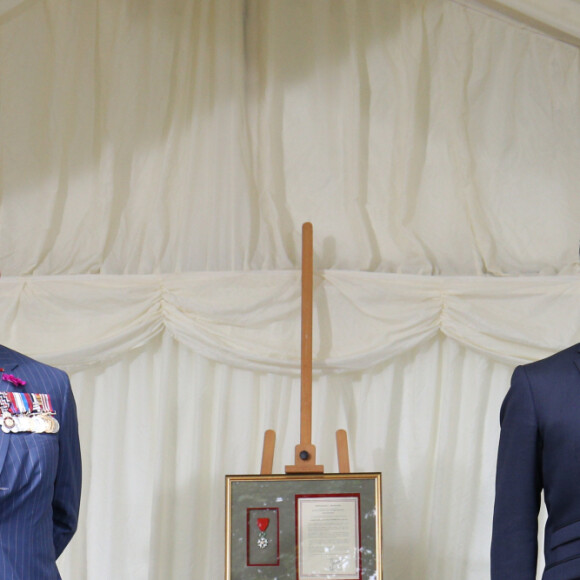 Le prince Charles, prince de Galles, Camilla Parker Bowles, duchesse de Cornouailles et le président de la République française Emmanuel Macron lors la commémoration du 80ème anniversaire de l'appel du 18 juin du général de Gaulle au Carlton Garden à Londres, Royaume Uni, le 18 juin 2010.