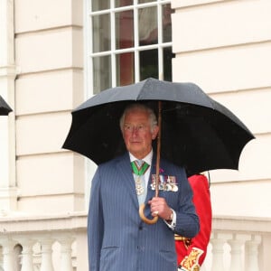 "Une édition originale et numérotée (sur 85 exemplaires existants) du roman Les Racines du ciel de Romain Gary, prix Goncourt en 1956."
Le prince Charles, prince de Galles, et Camilla Parker Bowles, duchesse de Cornouailles accueillent le président de la République française Emmanuel Macron dans la maison royale Clarence House, pour la commémoration du 80ème anniversaire de l'appel du 18 juin du général de Gaulle à Londres, Royaume Uni, le 18 juin 2010