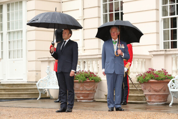 "Une édition originale et numérotée (sur 85 exemplaires existants) du roman Les Racines du ciel de Romain Gary, prix Goncourt en 1956."
Le prince Charles, prince de Galles, et Camilla Parker Bowles, duchesse de Cornouailles accueillent le président de la République française Emmanuel Macron dans la maison royale Clarence House, pour la commémoration du 80ème anniversaire de l'appel du 18 juin du général de Gaulle à Londres, Royaume Uni, le 18 juin 2010